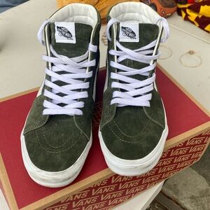Vans. Men’s 9.5 EUC. Water repellent. Green suede